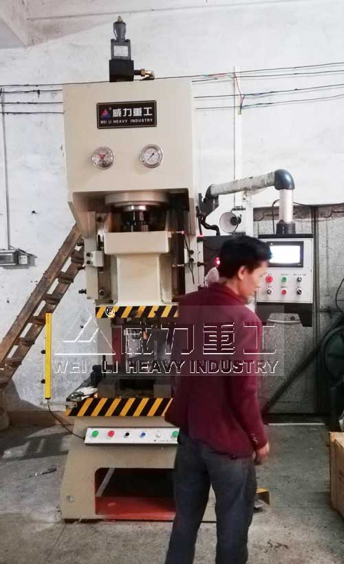 液壓沖床客戶使用現場圖