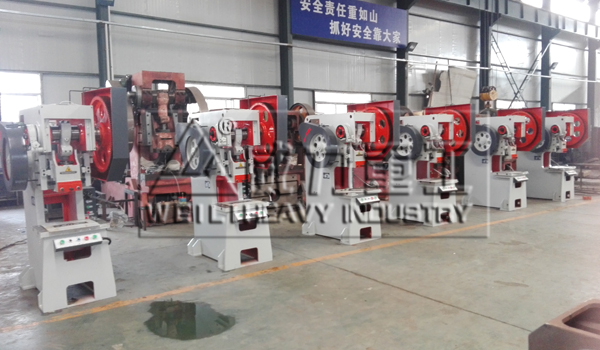 山東沖床廠-山東威力重工研制的25噸沖壓機(jī)床新型模具定位裝置是由定位標(biāo)尺、移動(dòng)主架及調(diào)節(jié)螺栓糾合而成,